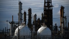 Oil Edges Higher With Stockpiles and Trade-War Twists in Focus BloomburgMedia_SZHG2GDWRGG000_17-07-2025_08-45-05_638883072000000000.jpg