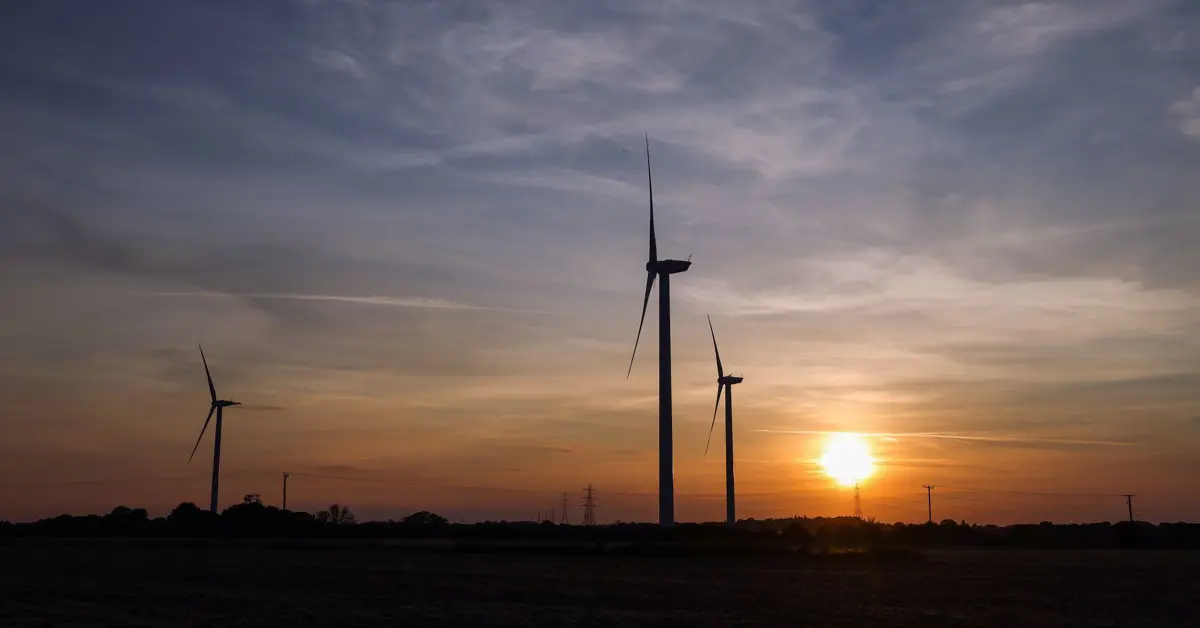 U.K. Power Spikes Above £1,000 With Extreme Wind Lull