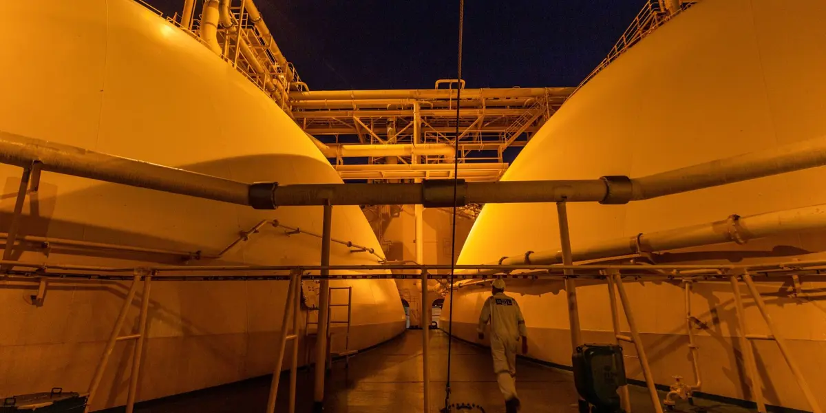 LNG Tanker Heads Toward Hormuz as Deal Lifts Reopening Hopes