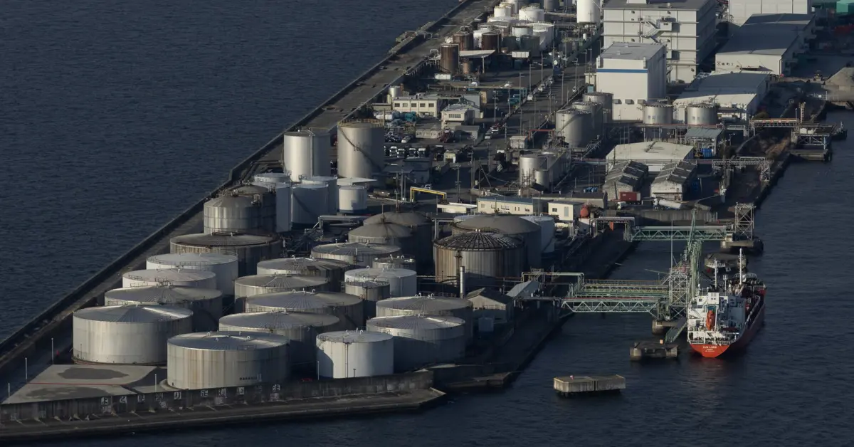 Oil Builds On Solid Quarterly Surge With Chinese Demand in Focus